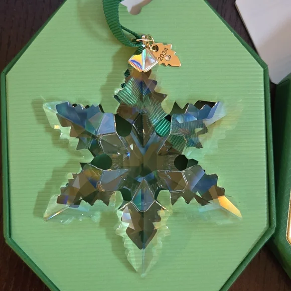 Swarovski Crystal Snowflake Set in Green Cases - Picture 4 of 4
